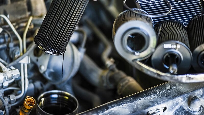 hand-tightening oil filter