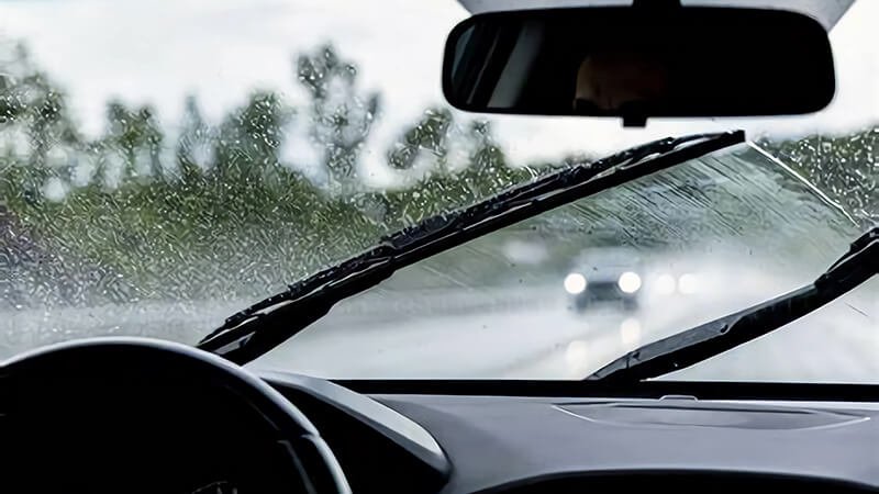 Wiper blade clears rain while driving